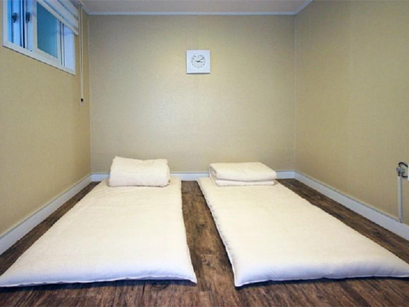 Crib 49 Guesthouse - Foreigner Only Сеул Экстерьер фото